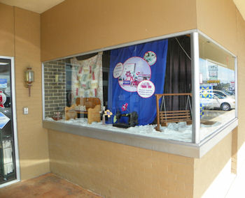 Temple Sew And Quilt Store entry display pic